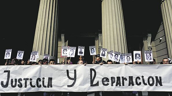 Activistas y familiares con carteles de desaparecidos protestaban ayer en la Corte Suprema.