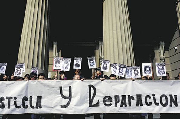 Activistas y familiares con carteles de desaparecidos protestaban ayer en la Corte Suprema.