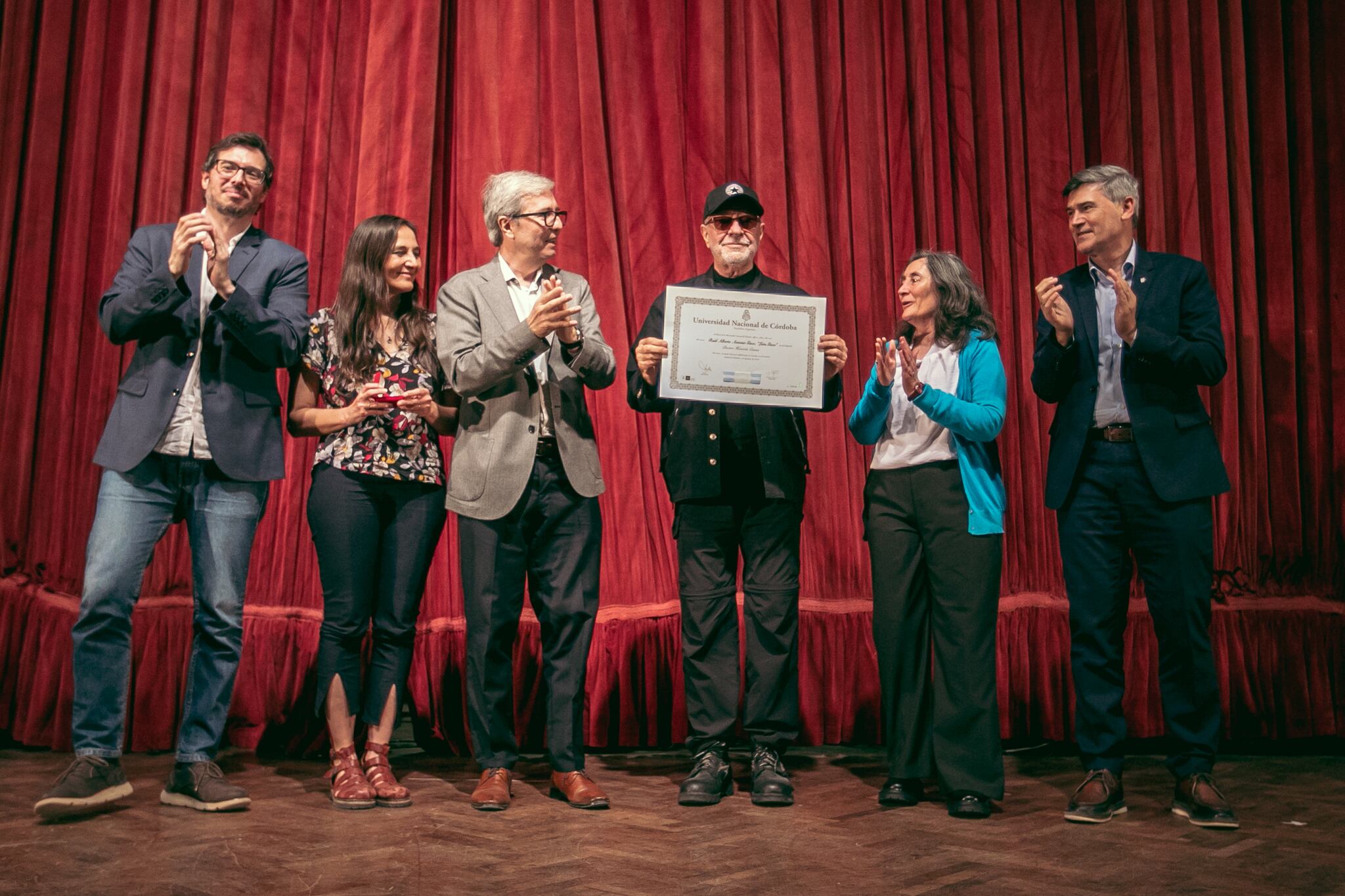 "Le voy a entregar al ángel de la música mis reconocimientos, porque él es mucho más importante que yo”, dijo León. (Imagen: Unidad Central de Comunicación Institucional UNC)