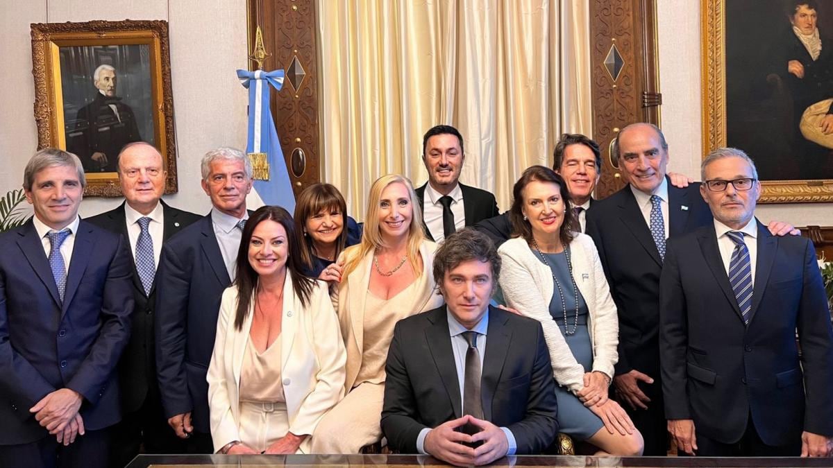 Milei junto a su nuevo gabinete y respectivos ministros