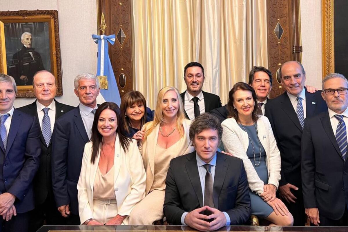 Milei junto a su nuevo gabinete y respectivos ministros