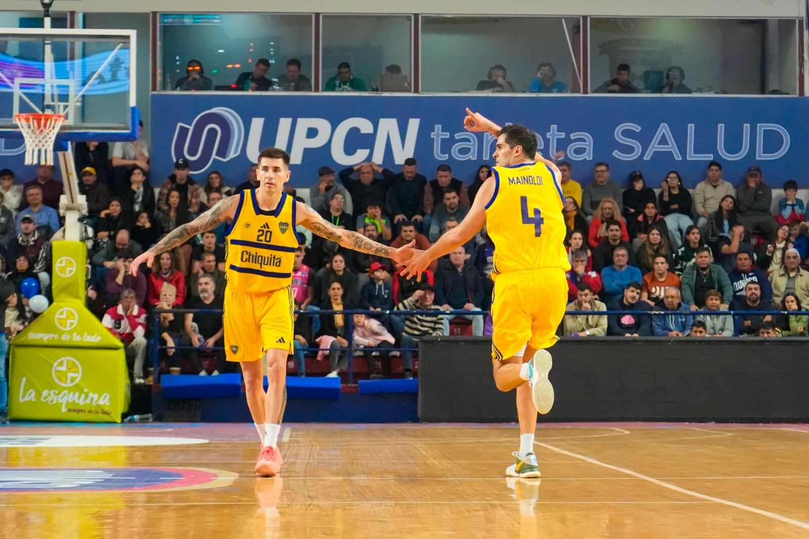 Mainoldi se saluda con un compañero