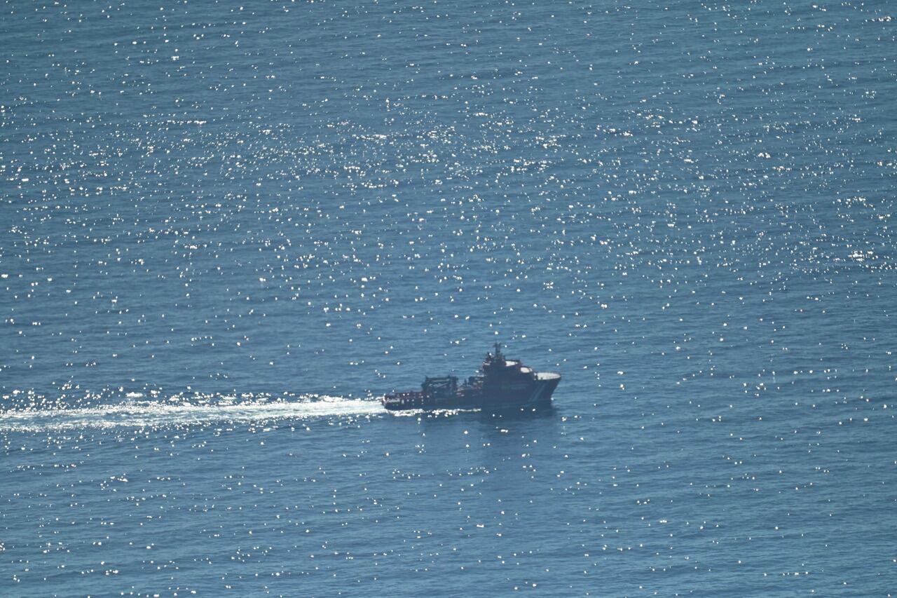 Varias embarcaciones de Salvamento Marítimo, realizan la búsqueda de los cuerpos.