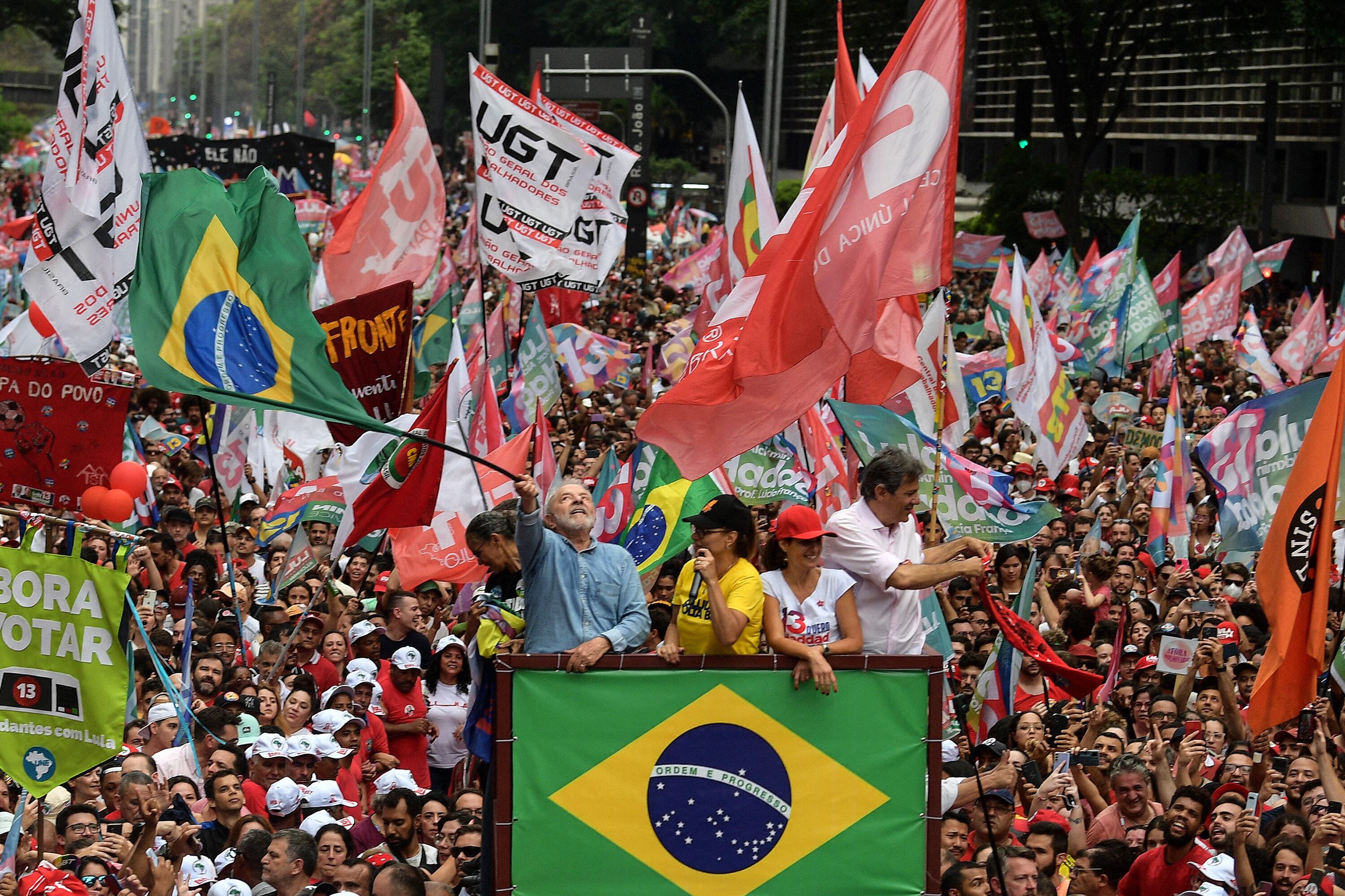 Lula flamea la bandera de Brasil este sábado en San Pablo. 