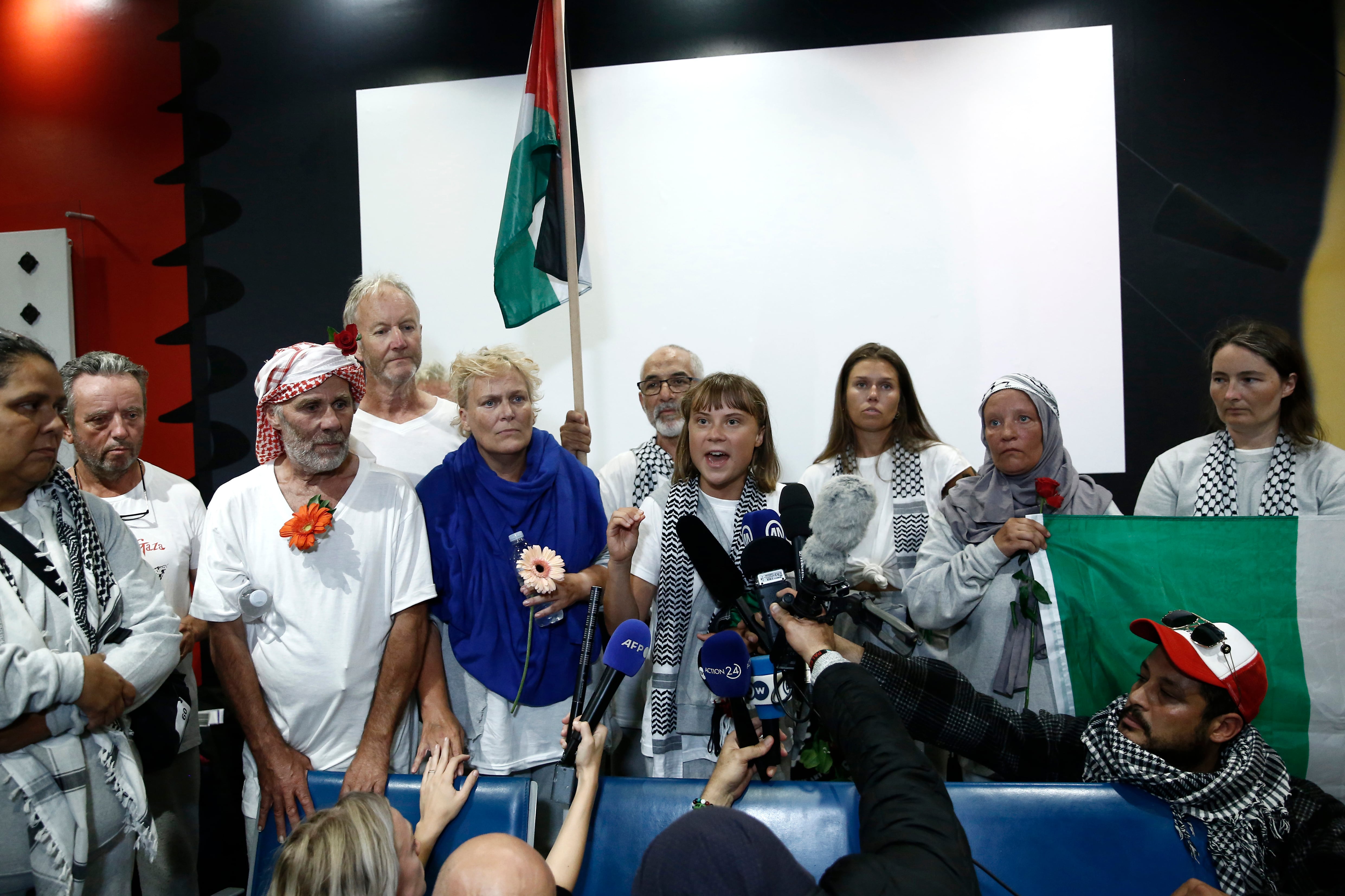 Greta Thunberg se dirigió a los periodistas a su llegada a Grecia junto a otros voluntarios de la Flotilla Global Sumud