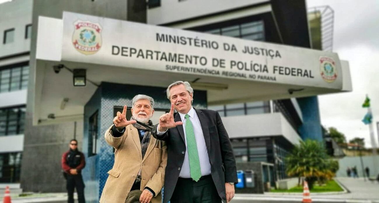 El ex ministro Celso Amorim y Alberto Fernández en la prisión de Lula.