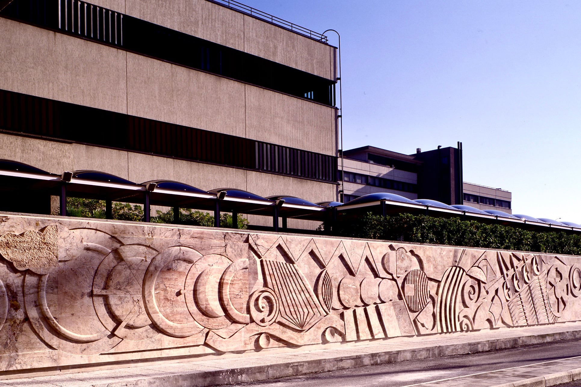 “Nacimiento de la rueda”, de Brook, en el Ministerio de Infraestructura y Transporte, en Roma. Foto: Moreno Maggi. Abajo: “Nube en jaula”, de Brook. Piazza Morgana, Roma, 1974. Foto: Franca Scarfiotti.
