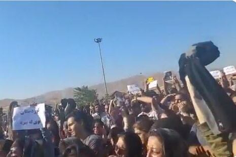 Las mujeres de Irán se sacaron el velo en protesta por la muerte de Mahsa Amini. Imagen: captura de video.