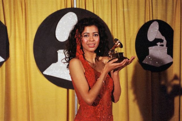 Irene Cara con uno de los dos Grammys que recibió en 1984 por la canción de "Flashdance".