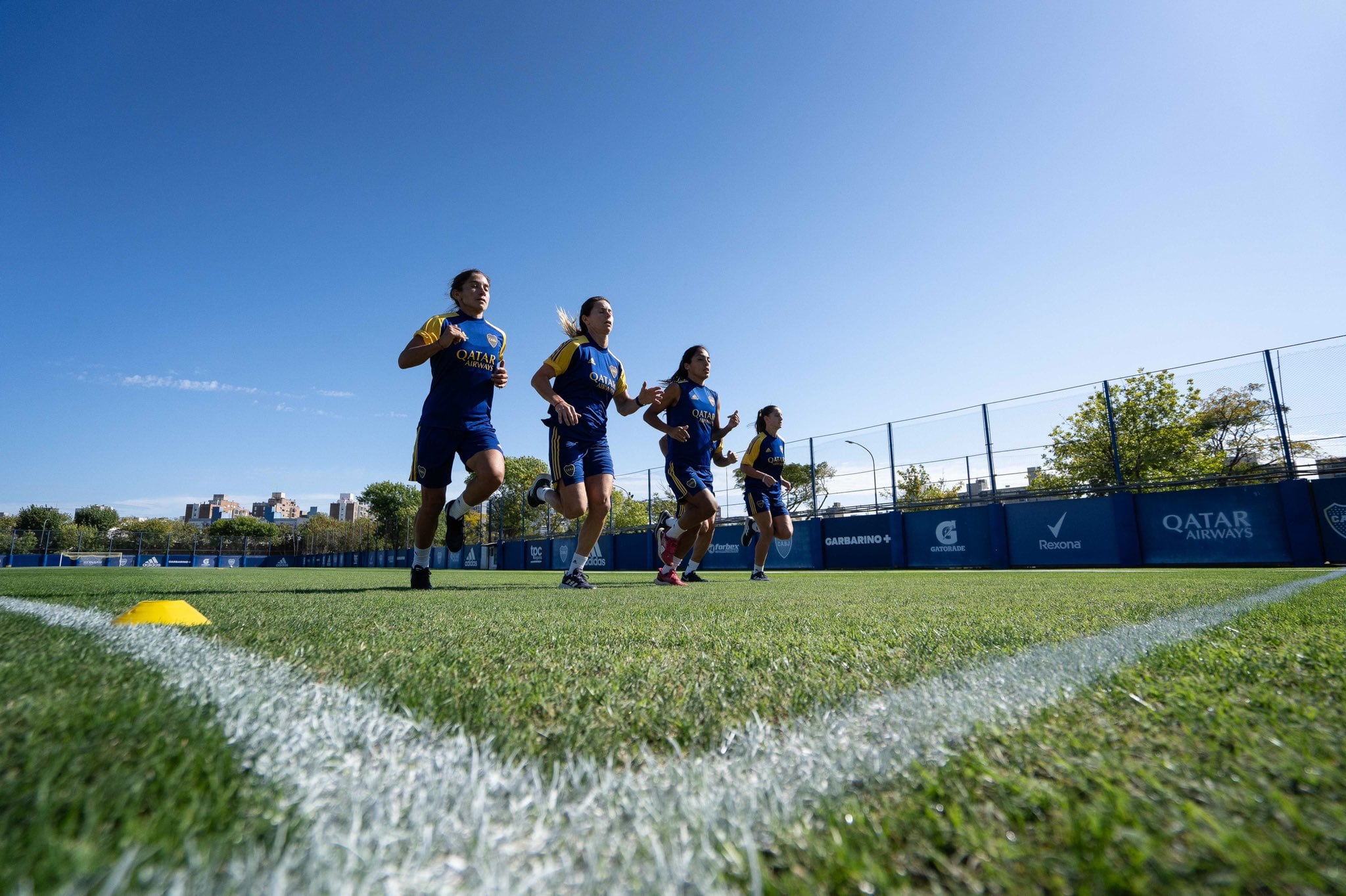 Las jugadoras de Boca, últimas campeons, se preparan para el debut.