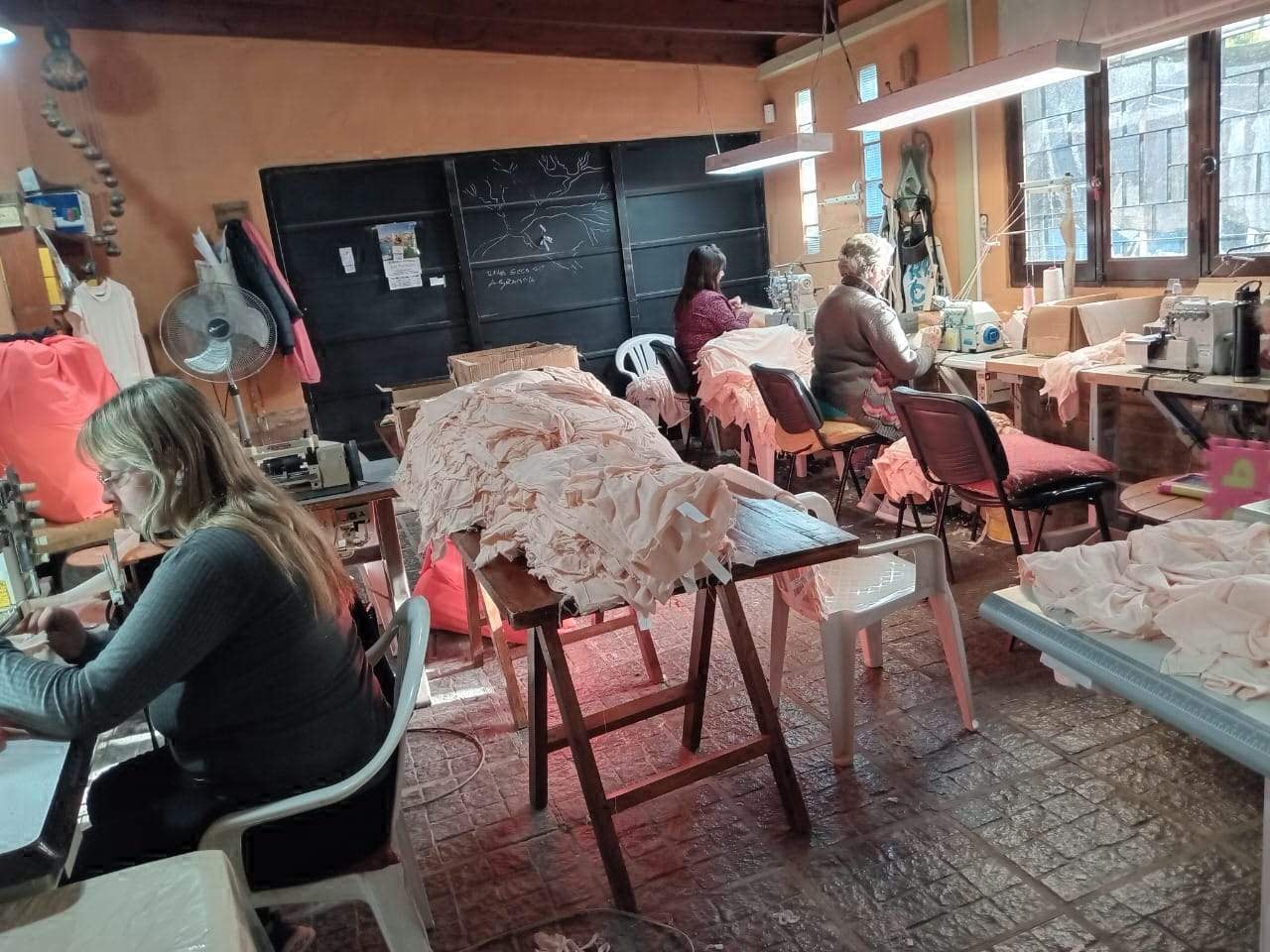 Adriana empezó sola con su taller textil y hoy le da trabajo a varias mujeres.