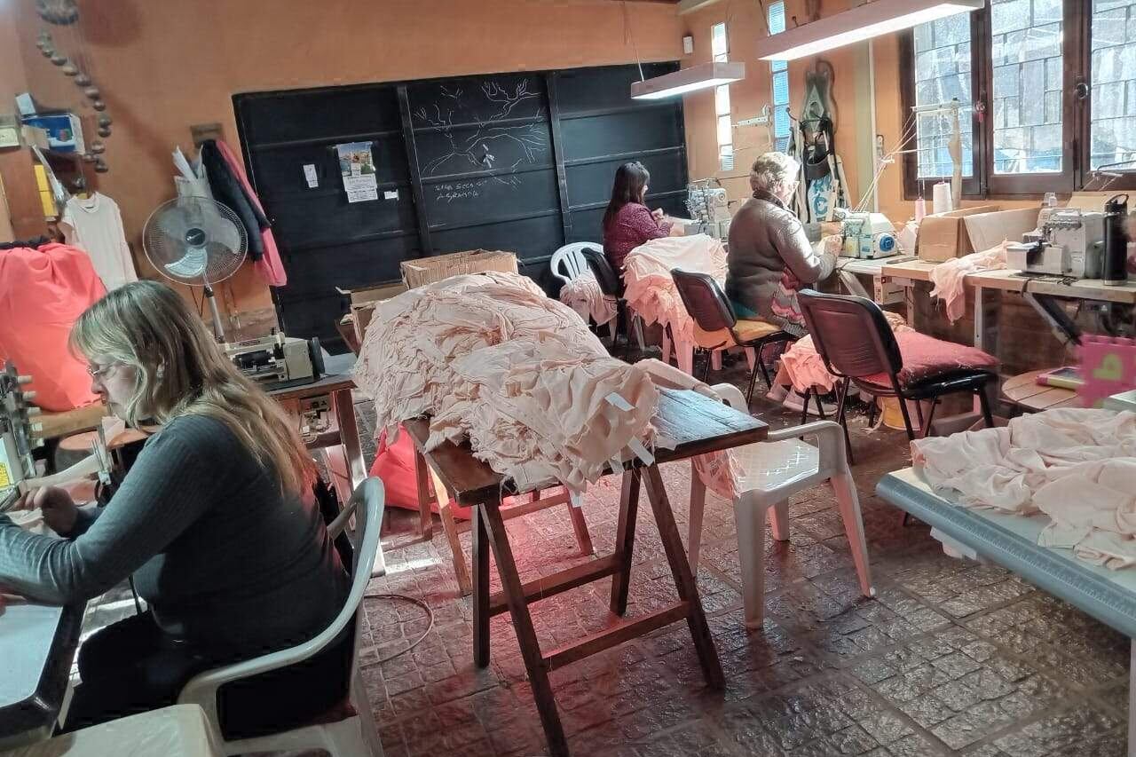 Adriana empezó sola con su taller textil y hoy le da trabajo a varias mujeres.