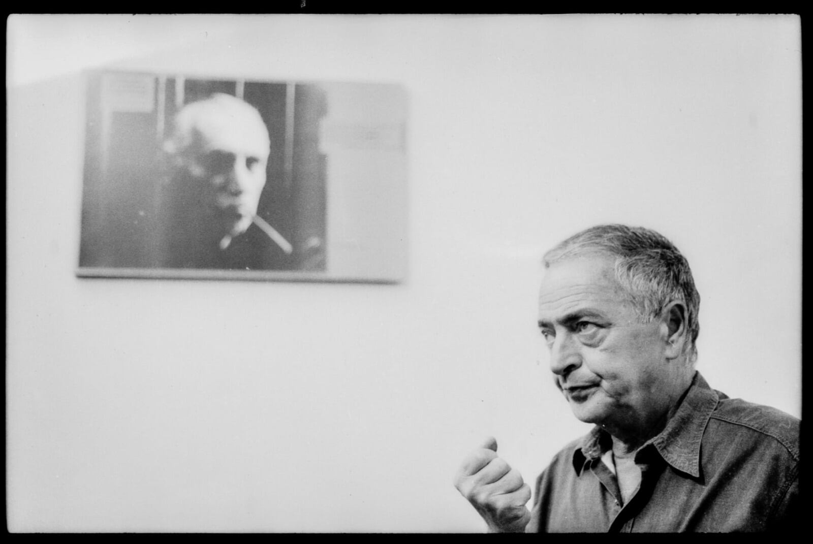 Hernán Kesselman junto a un retrato de Enrique Pichon-Rivière.