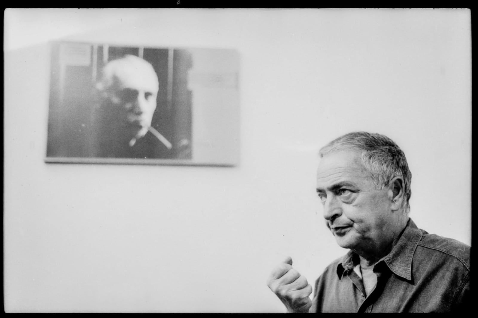 Hernán Kesselman junto a un retrato de Enrique Pichon-Rivière.