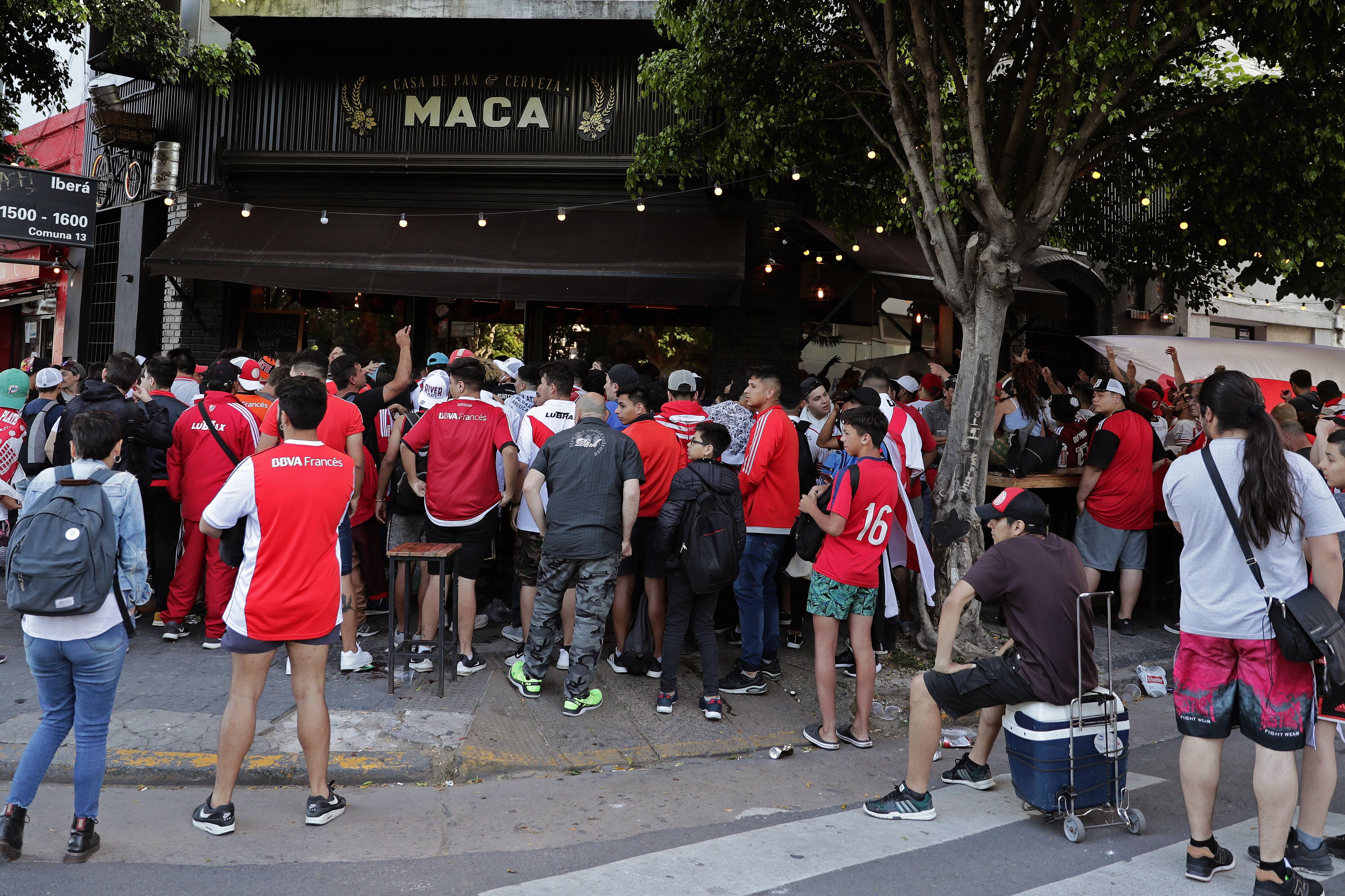Hinchas de River siguen la Gran Final. 