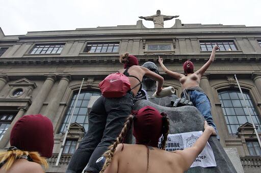 Una imagen de las masivas tomas feministas de universidades en Chile, 2018.