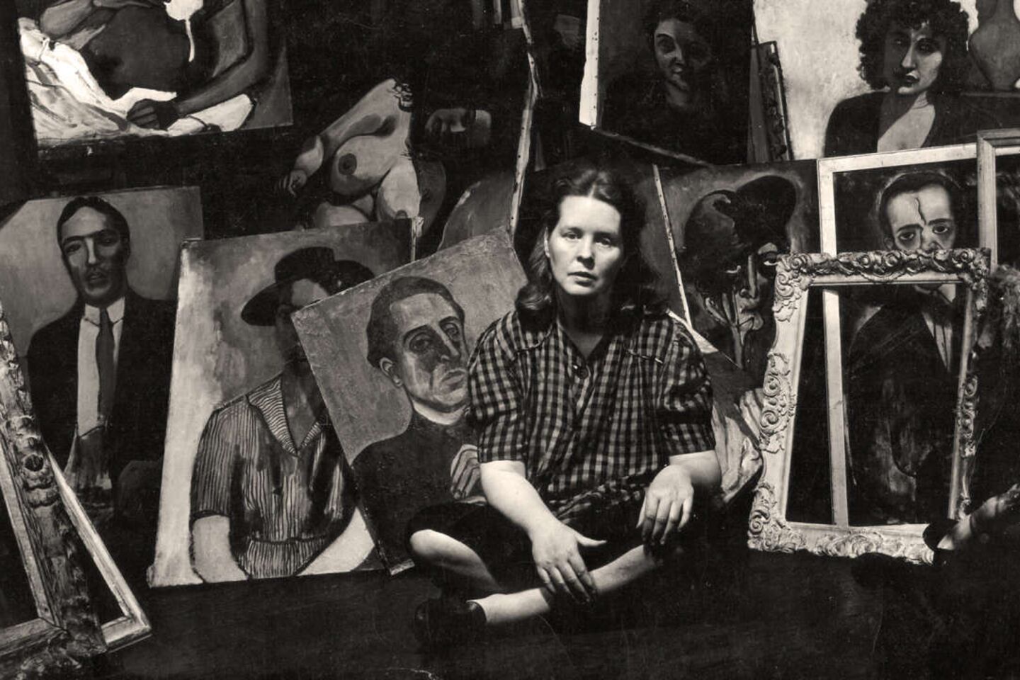 Alice Neel con sus cuadros, década del ´40.