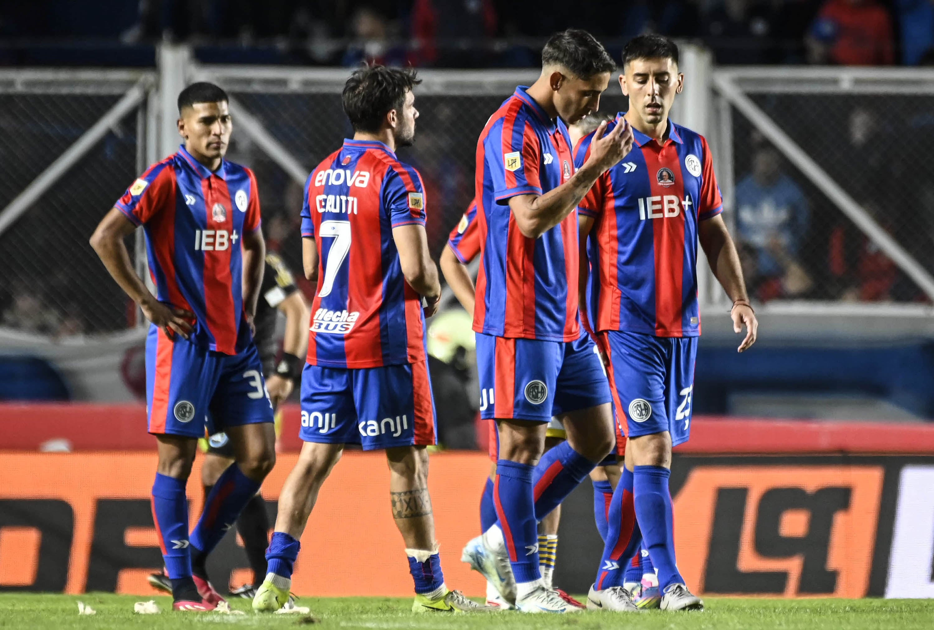 La bronca de los jugadores de San Lorenzo, que se quedaron sin nada sobre el final