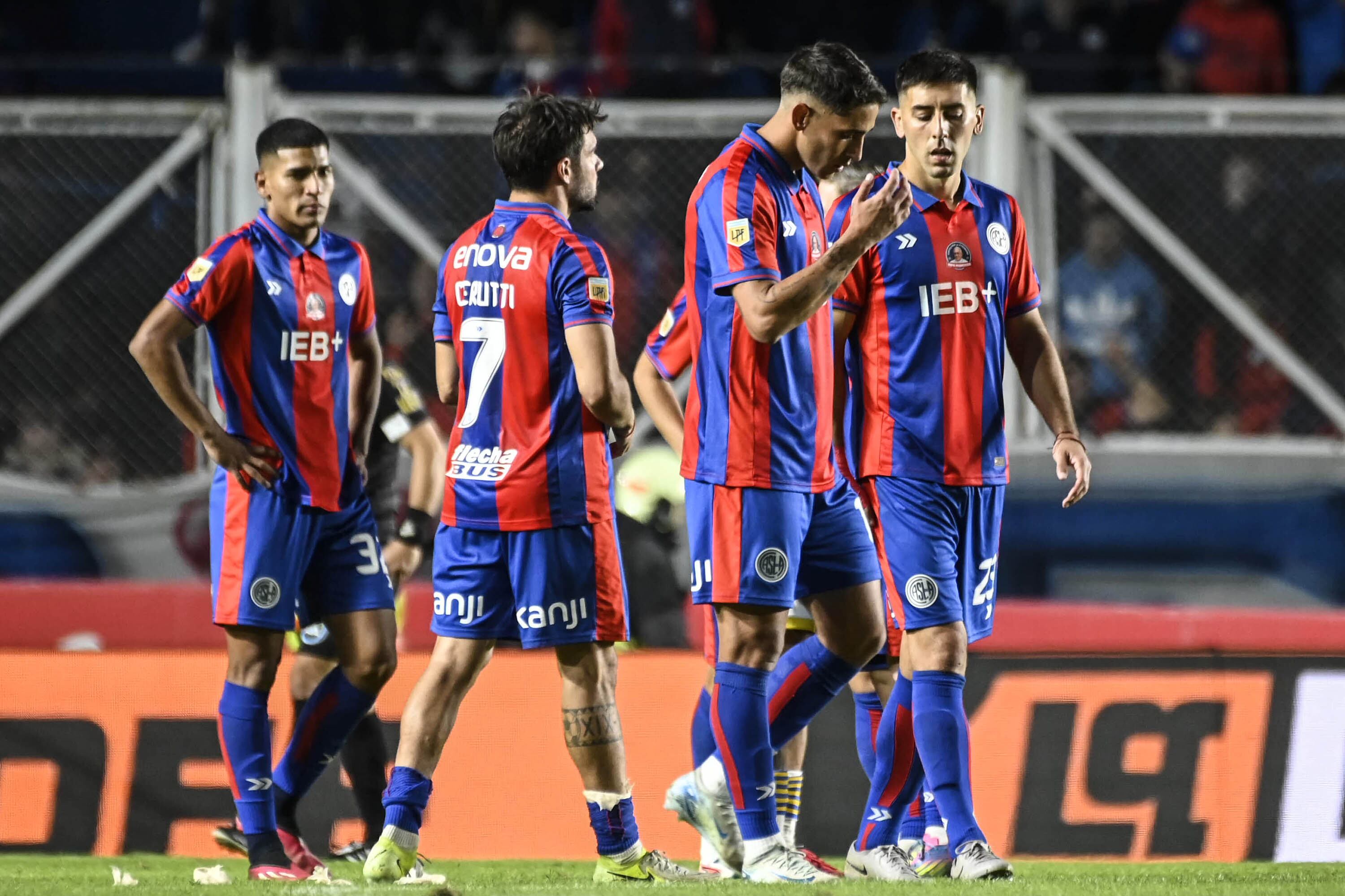 La bronca de los jugadores de San Lorenzo, que se quedaron sin nada sobre el final
