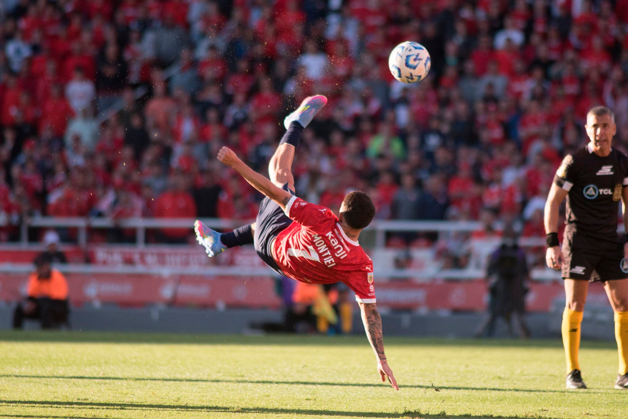 La pirueta de Montiel para anotar el golazo de clasificación de Independiente
