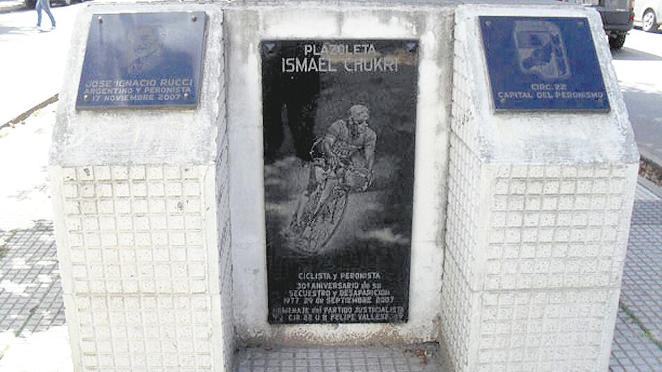 Monolito de Ismael Chukri sobre la calle Riestra de Villa Lugano.