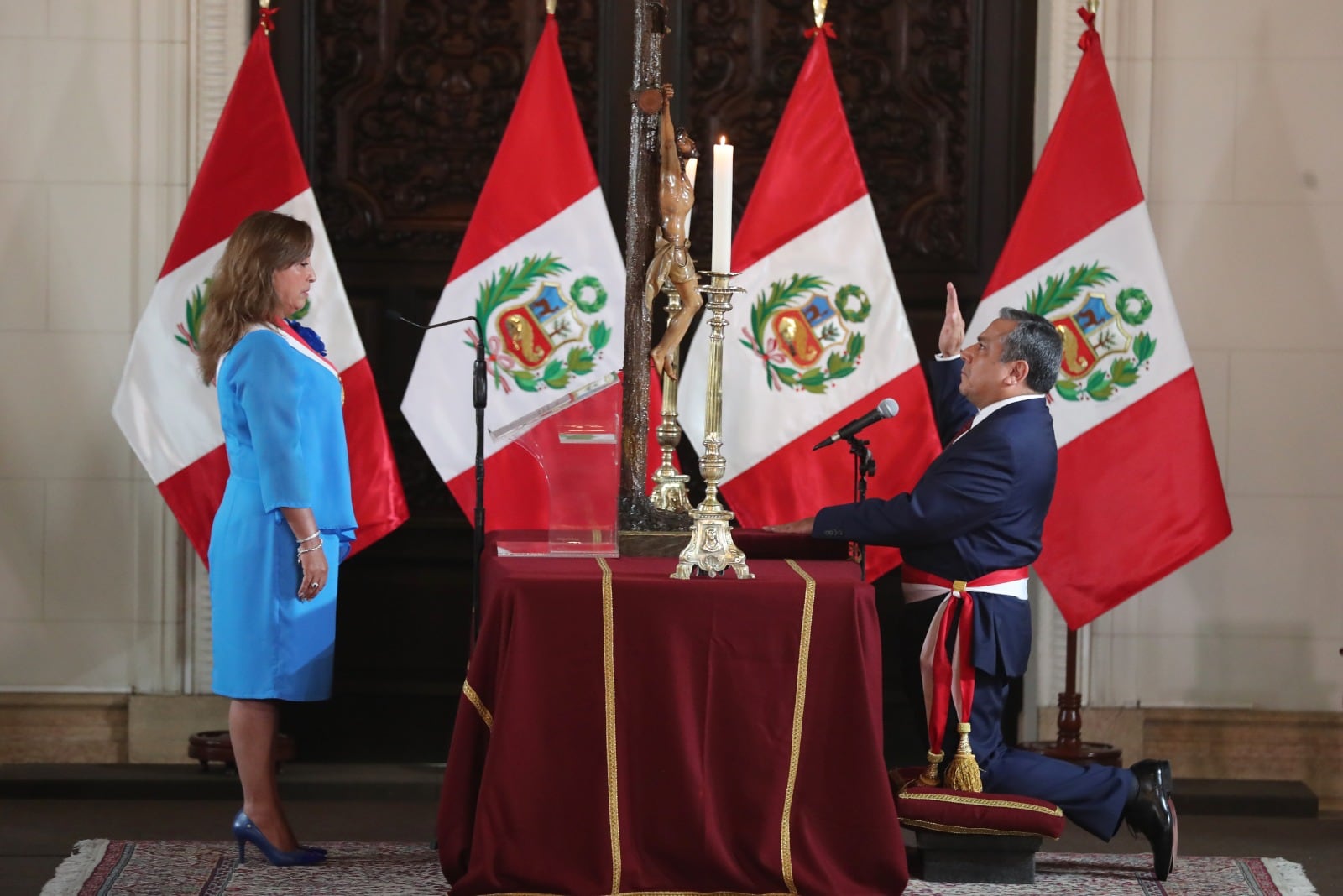 Boluarte, juramenta a Gustavo Adrianzén como su nuevo primer ministro.