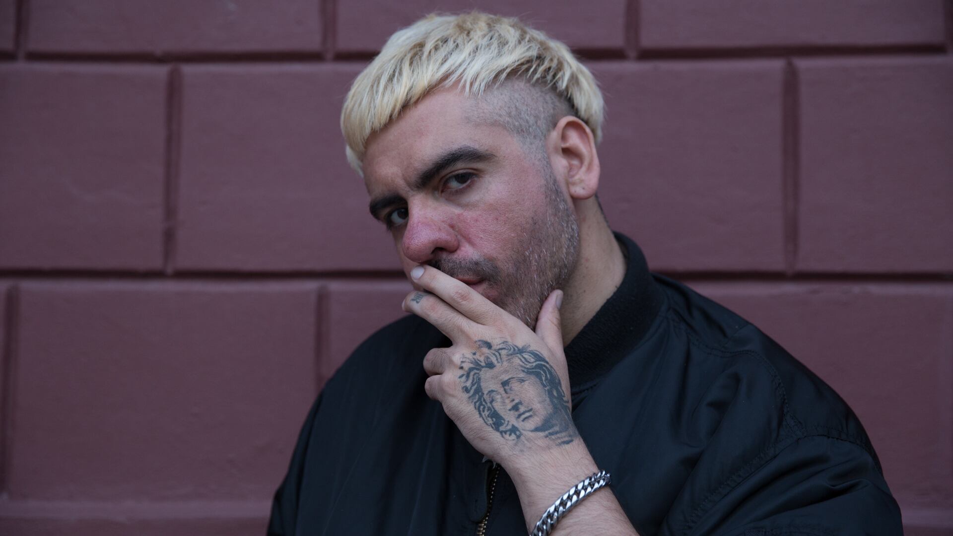 “Yo vivo de lunes a lunes observando”, dice este rapero categoría ‘84 que además escribe y produce para otros.