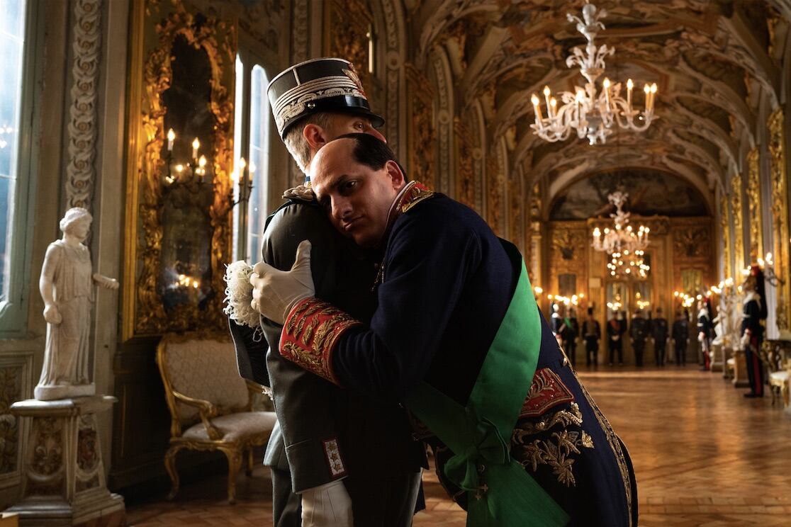 Luca Marinelli, irreconocible como Mussolini en la miniserie de Wright