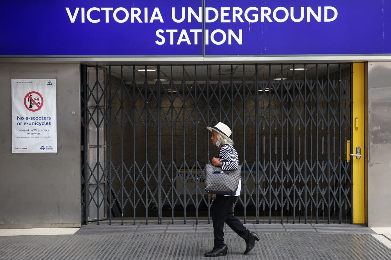 Una persona camina delante de una estación de subte de Londres cerrada por el paro.