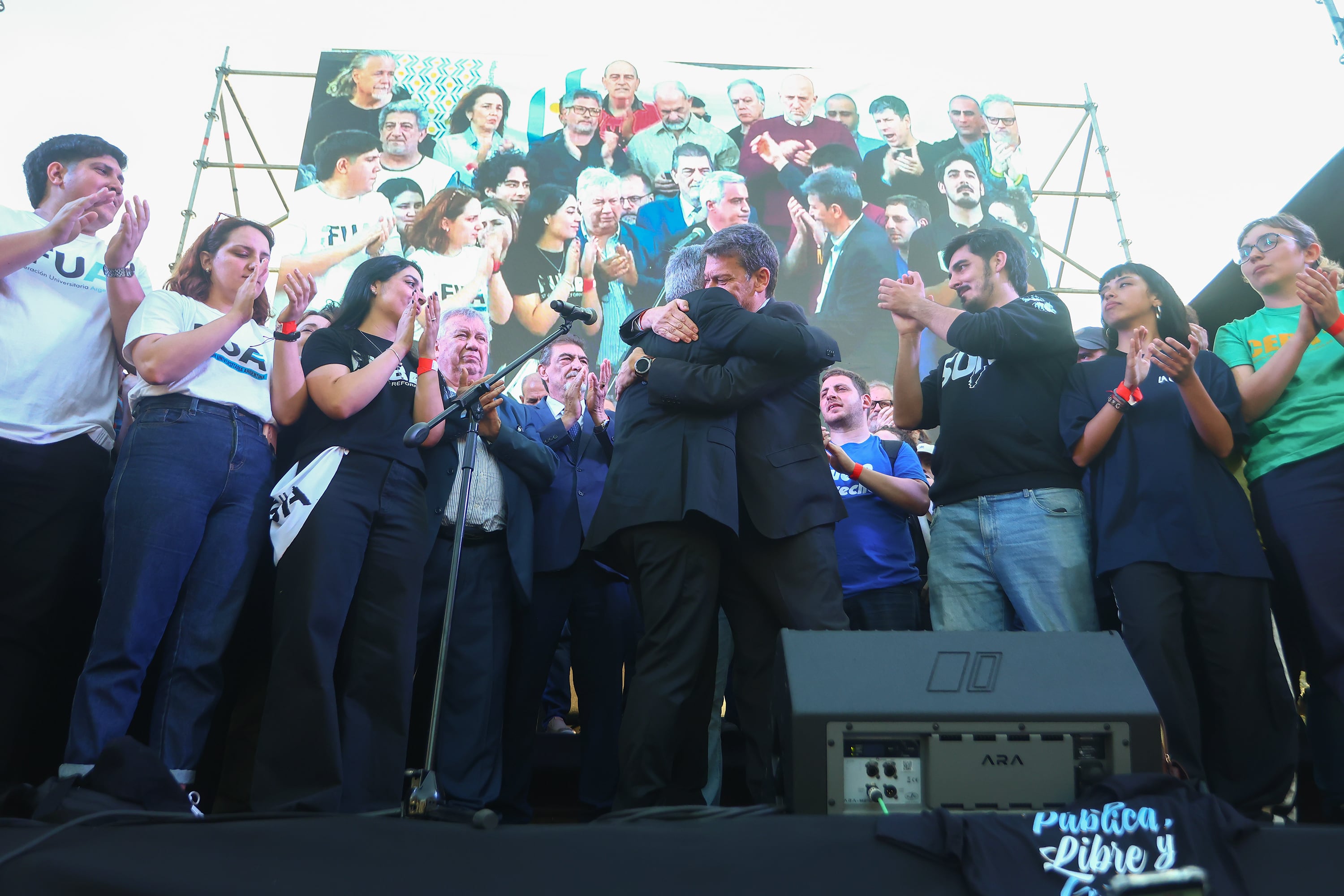 El Frente Universitario siguió la votación con una pantalla gigante en la plaza.