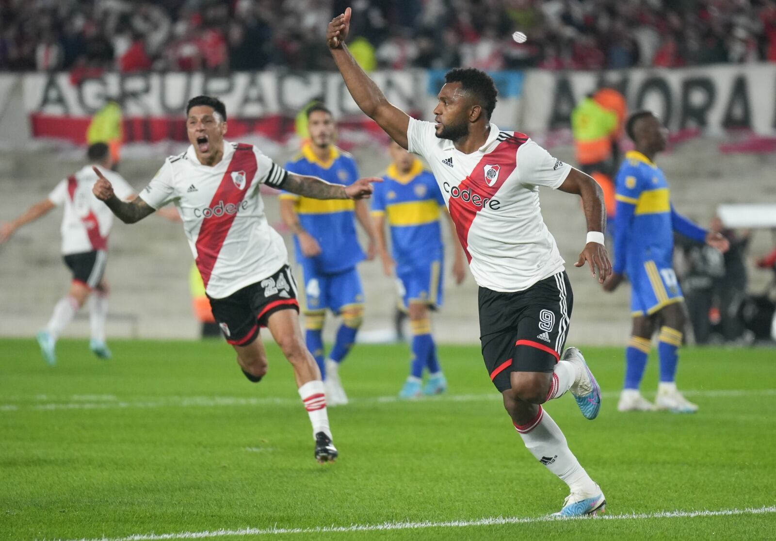 Miguel Borja inicia el festejo de su gol, el único que se dio en el Superclásico