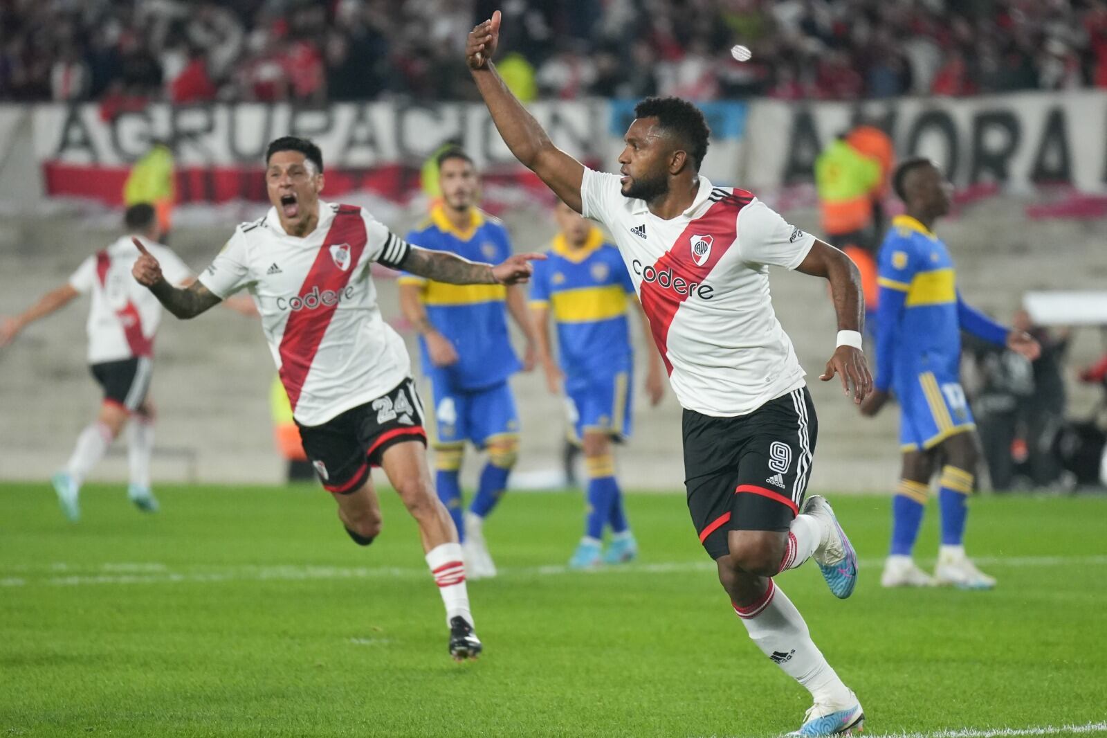 Miguel Borja inicia el festejo de su gol, el único que se dio en el Superclásico