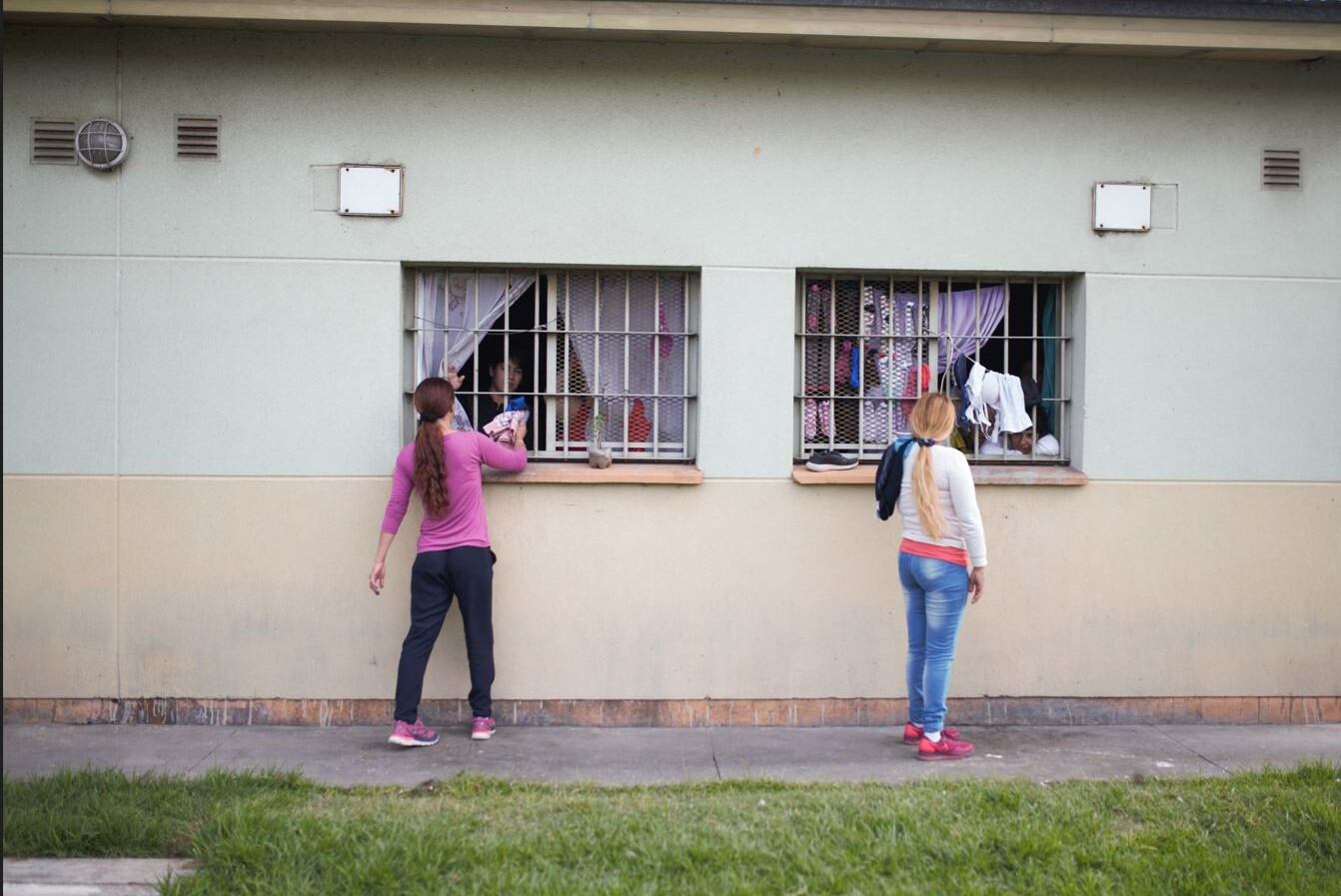 Acompañar a una persona encarcelada es acostumbrarse a largas e intermitentes esperas.