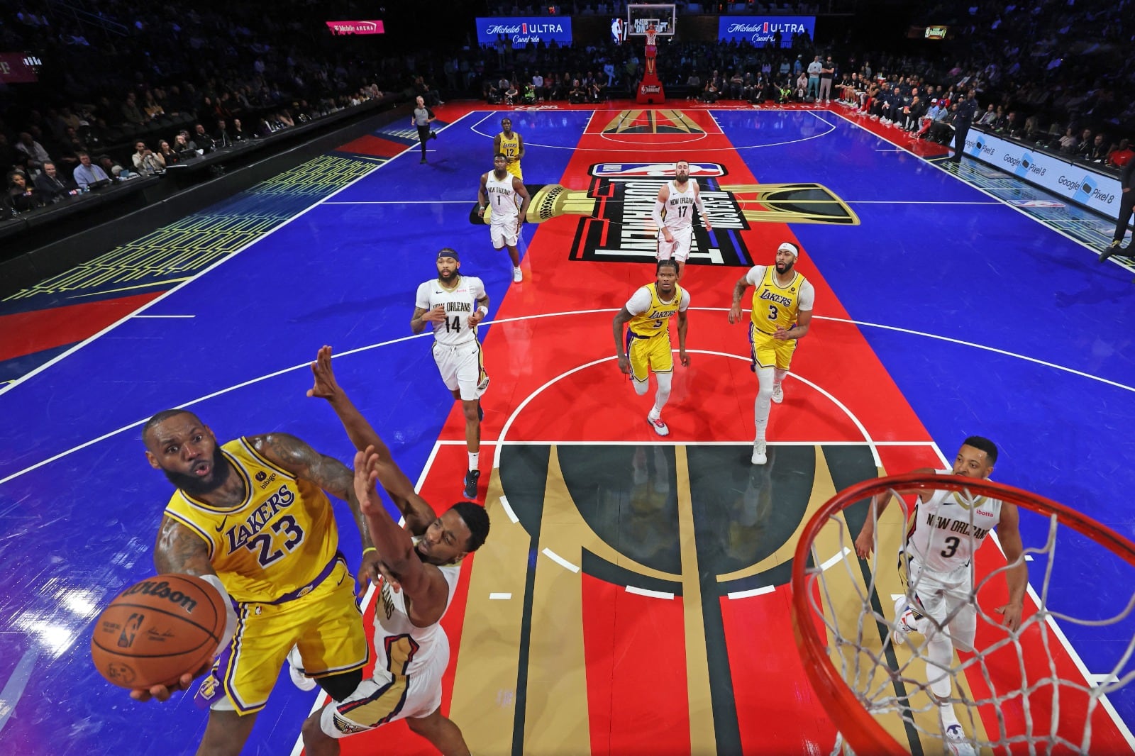 LeBron vuela ante New Orleans. Las canchas coloridas, parte del nuevo formato