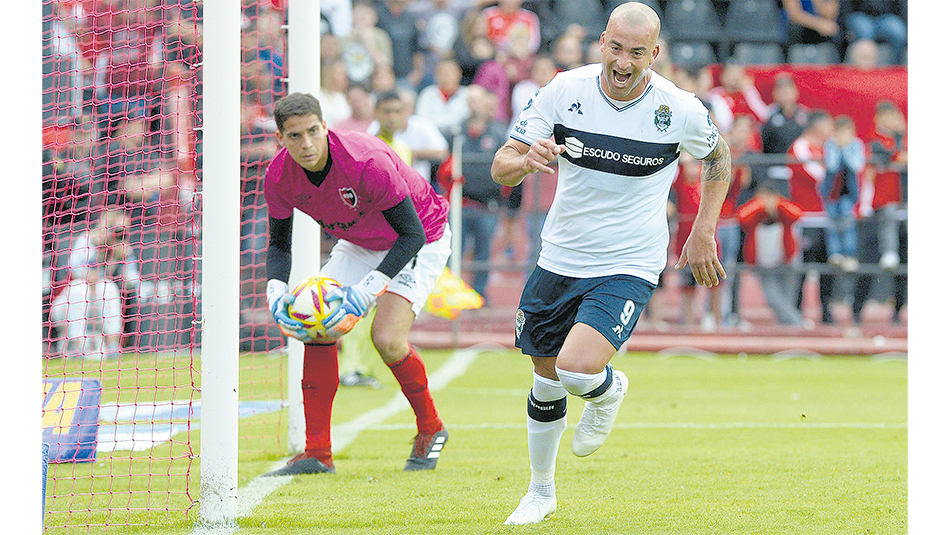 El goleador Santiago Silva marcó un doblete en el Parque de la Independencia.