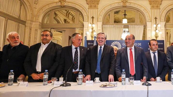 Alberto Fernández junto a Miguel Acevedo, Héctor Daer y el gobernador Manzur, en Tucumán. 