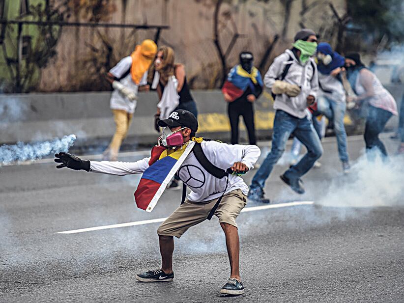 Los manifestantes opositores chocaron con la policía en Caracas.