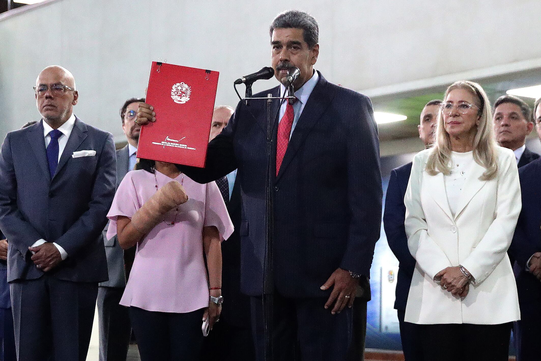 Maduro habla a la salida del Tribunal Supremo de Justicia. 