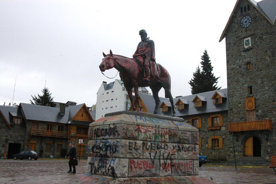 El monumento a Julio Argentino Roca será retirado del Centro Cívico de Bariloche.