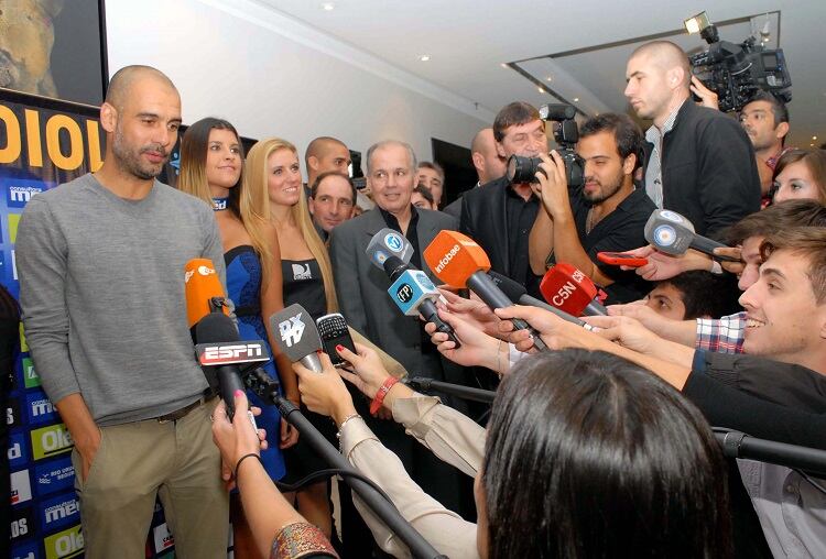 Guardiola junto a dos DTs argentinos: Sabella y Falcioni. Ahora alaba a Gallardo. 