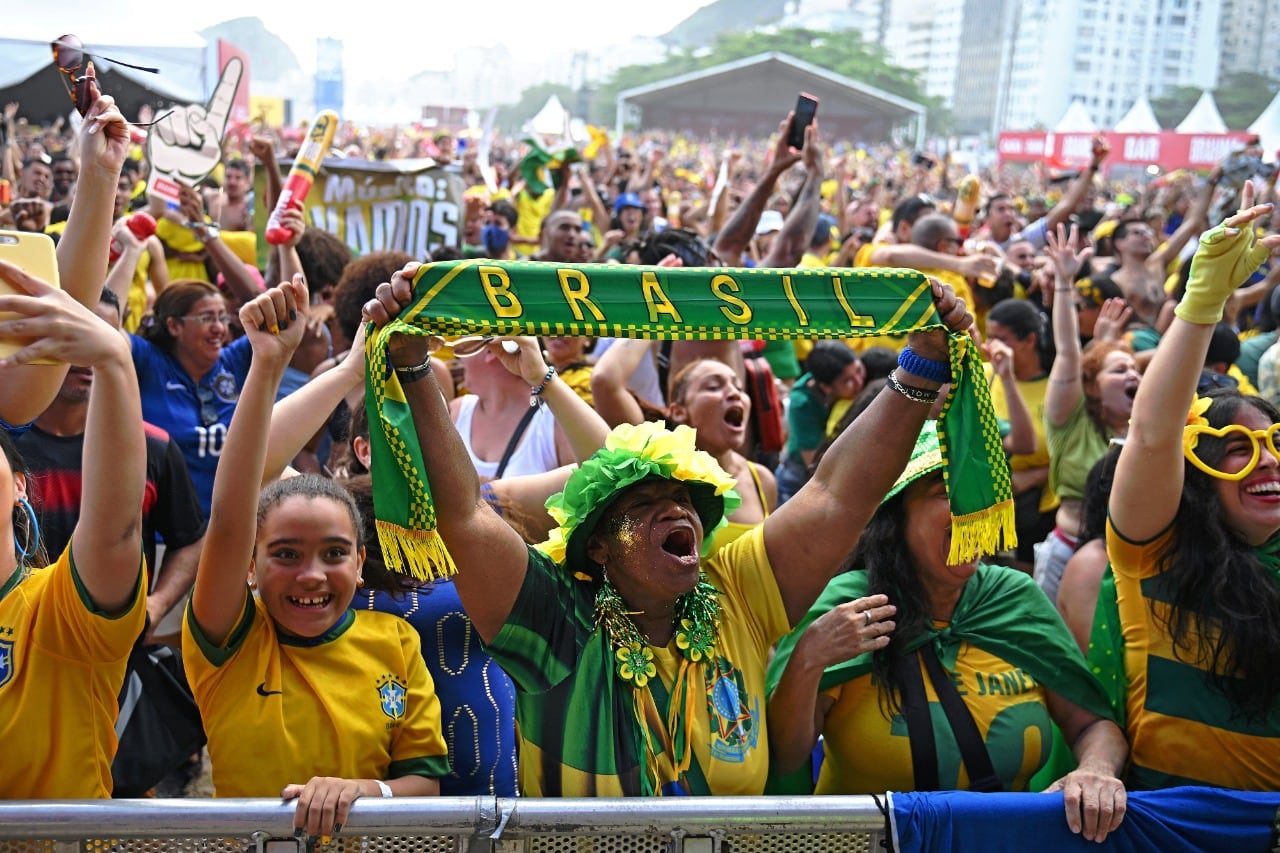 Hinchas en Copacabana gritan el gol contra Suiza.