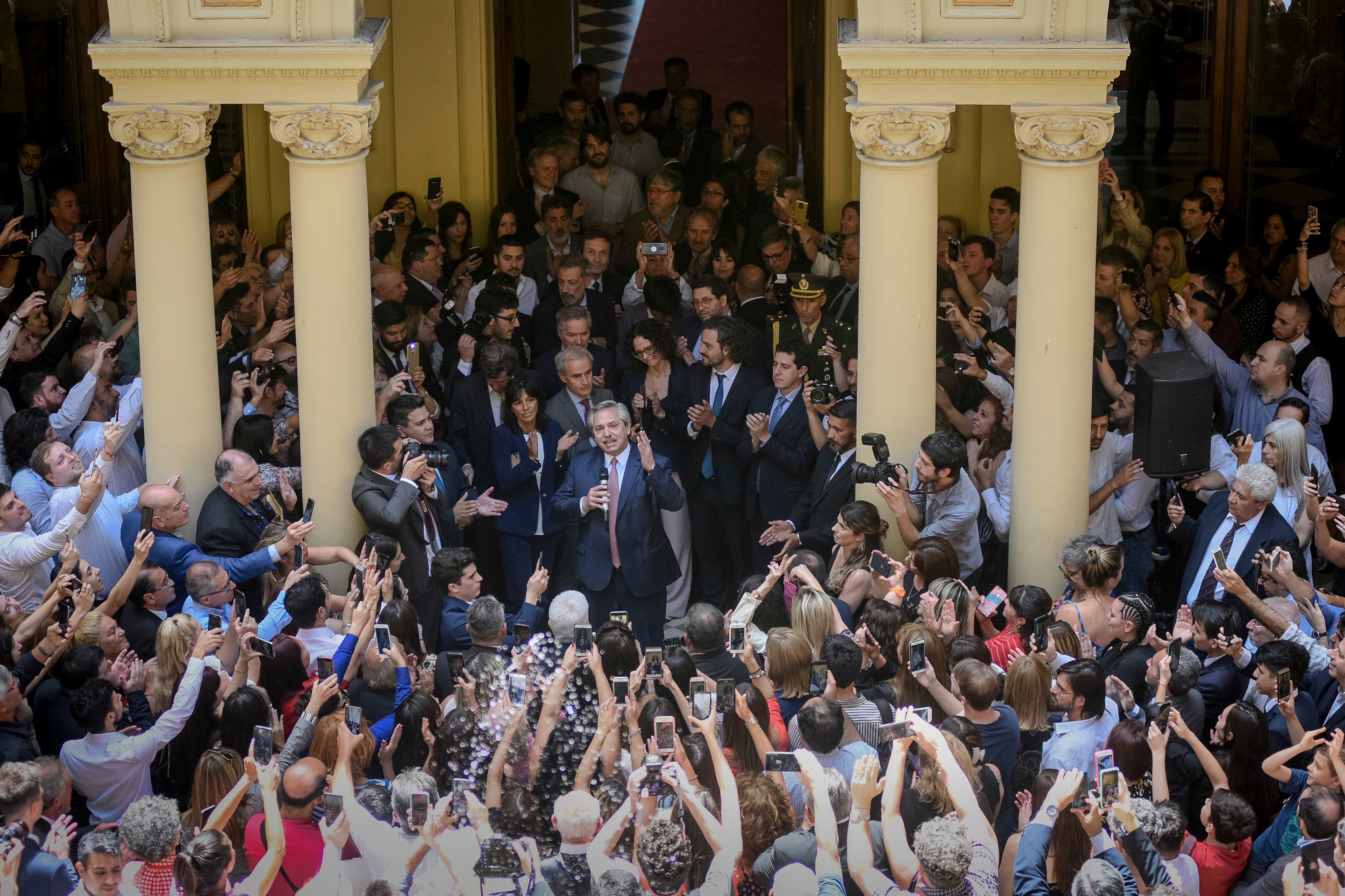 El Presidente durante el brindis con periodistas y personal de la Casa Rosada.