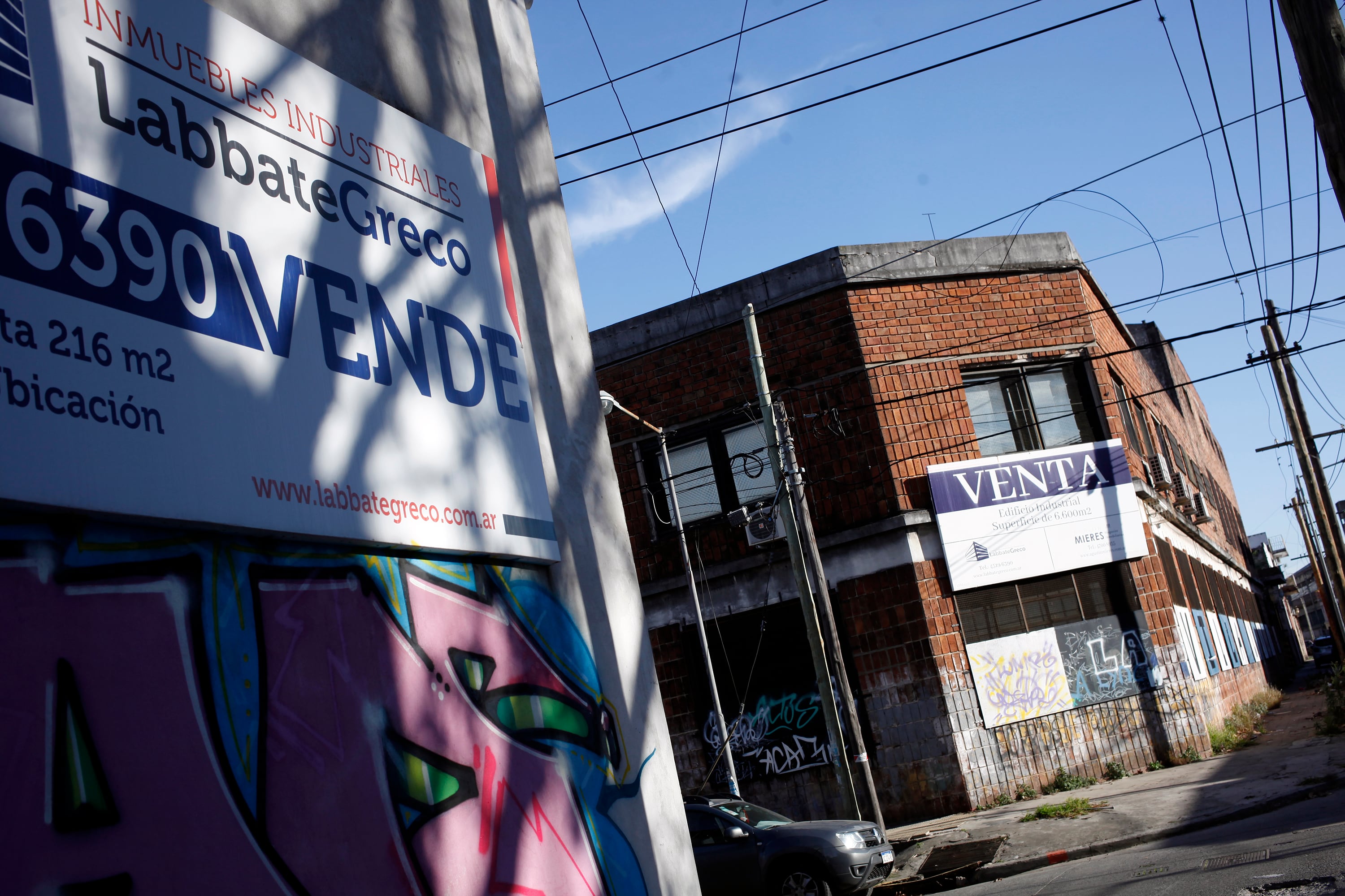 El derrape industrial está ligado a la fuga de capitales.