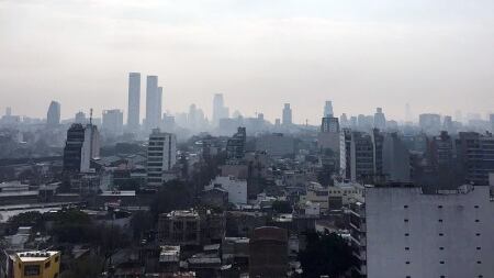 El olor se siente desde las primeras horas de la tarde en la Ciudad de Buenos Aires. Va a perdurar hasta el lunes, según el Servicio Meteorológico Nacional. (Foto: Télam)