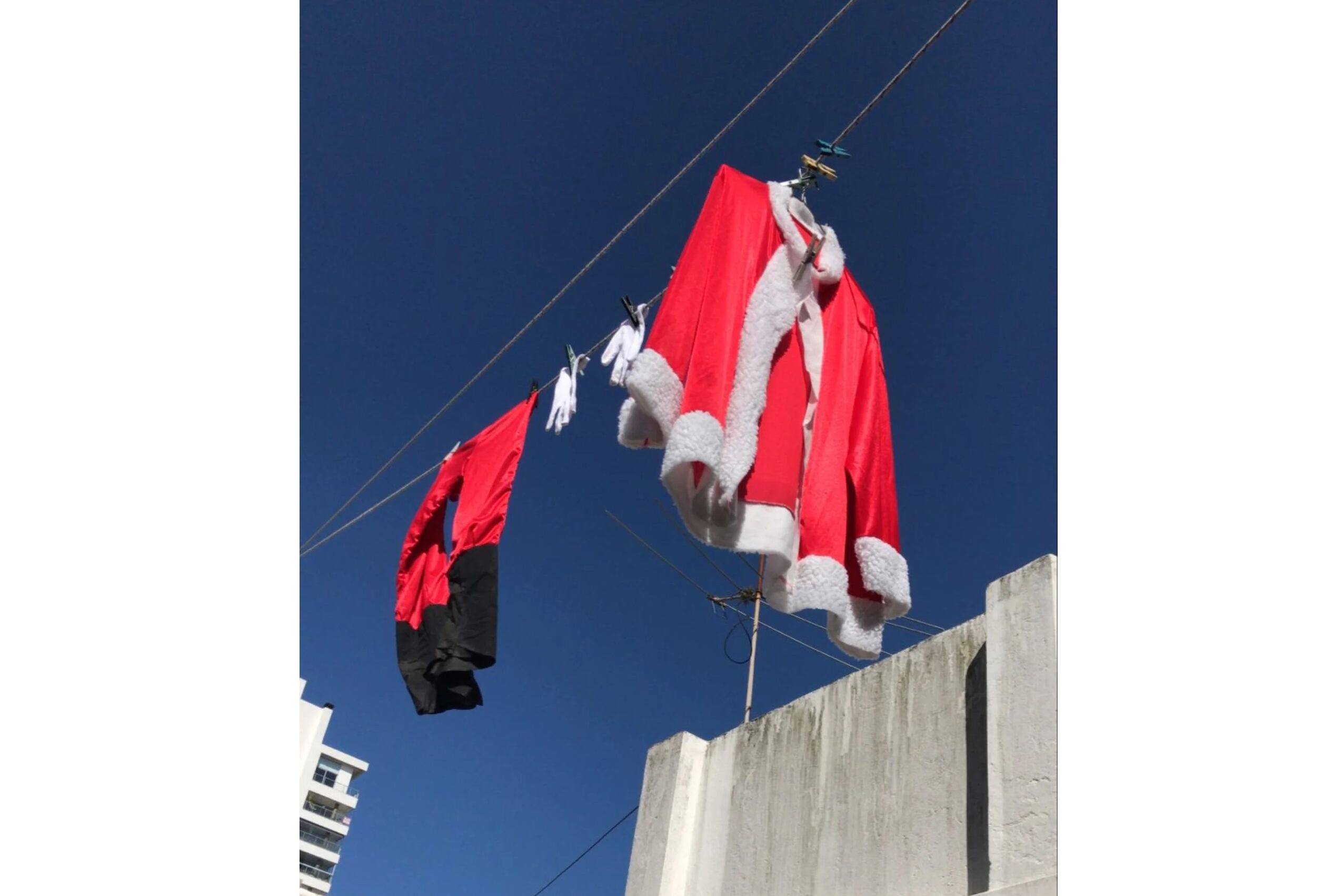 Su fina ropa blanca, despojándose al sol, por @juliavigliano.