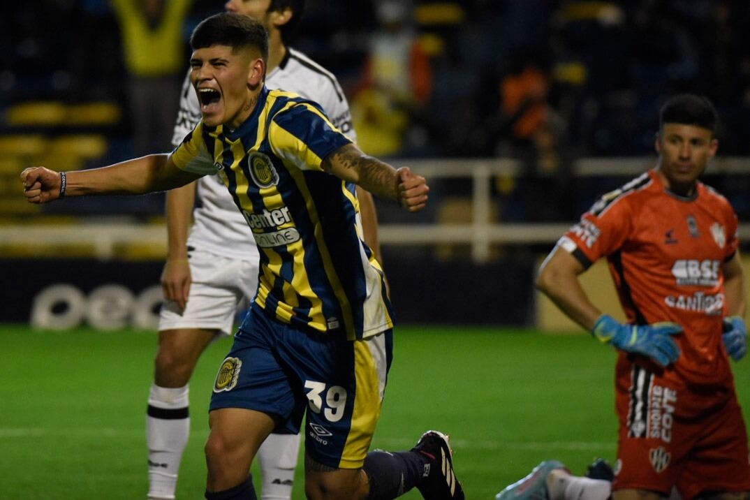 Fabricio Ovieda festeja su gol, el primero de Central