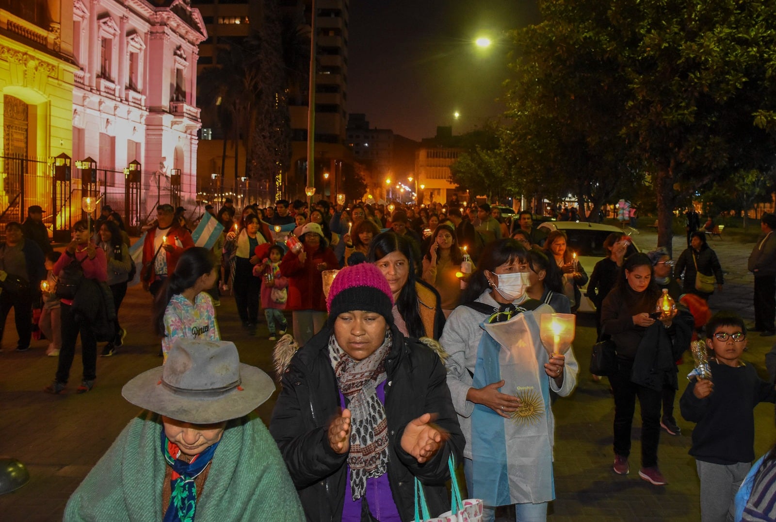 La marcha de antorchas recorrió anoche la capital de la provincia. 