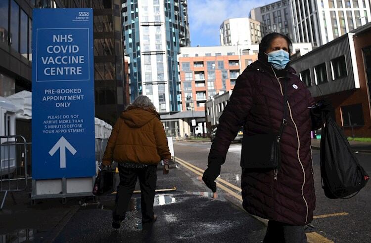 Los británicos se vacunan en centros del sistema público de salud.