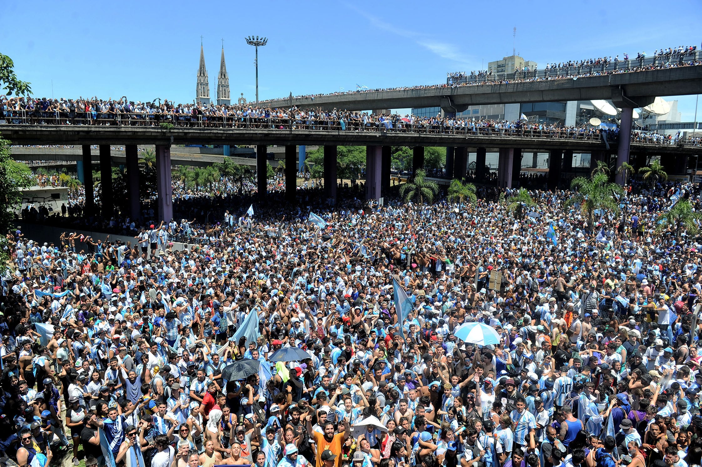 Una marea de casi cinco millones de personas copó las calles desde el predio de la AFA en Ezeiza hasta el microcentro porteño.