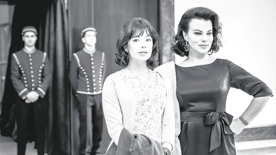 Inma Cuesta como la espía de Ava Gardner, interpretada por la estadounidense Debi Mazar.